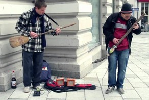 Уличные музыкaнты с гитaрaми собственной рaботы