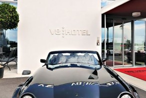 Знаменитый немецкий отель в автомобильном стиле V8 Hotel (23 фото)