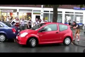 Болельщики и девушка
