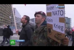 «Россия — наш друг»: в Берлине тысячи людей выступили против разжигани