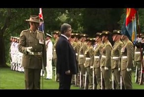 Порошенко оконфузился перед строем солдат в Австралии