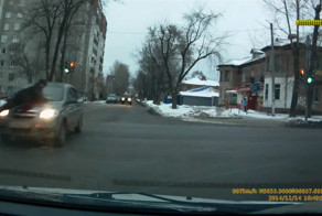 Водитель прокатил полицейского на капоте