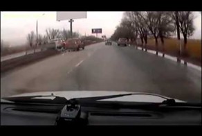 Неадекватная девушка на мазде