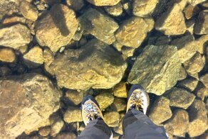 Замерзшее озеро в горах Словакии