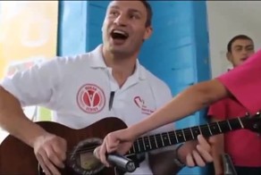 Виталька играет и поёт