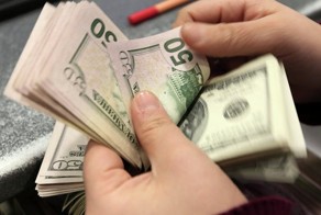 Доллар и евро упали на открытии торгов на 6 рублей