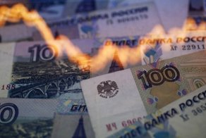 Bloomberg: падение рубля наполняет бюджет РФ 