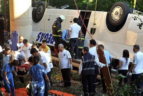 В Таиланде перевернулся автобус с чиновниками