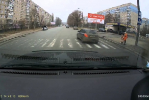 Дети пытаются перейти дорогу