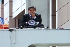 В центре Токио мужчина совершил политическое самосожжение