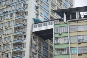 Китаец построил коридор, объединяющий балконы соседних домов