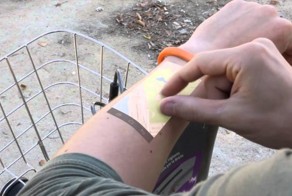 Необычный браслет превратит руку владельца в экран смартфона