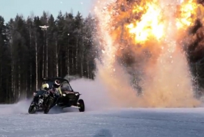 Мотоцикл против багги на льду