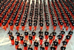 Заключенные танцуют под хит Майкла Джексона