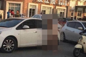 Жена оставила изменившего ей мужа голым на парковке