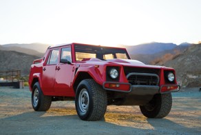 Красный Lamborghini LM002 уйдет с молотка