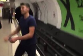 Лондонцы сыграли в воображаемый пинг понг в метро
