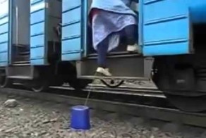 Находчивая бабушка садится на электричку