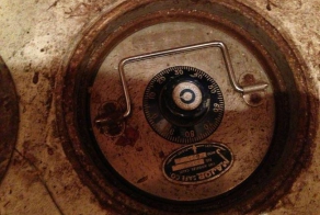 Интересная находка: сейф в гардеробе