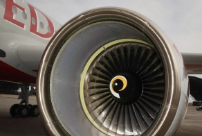 Двигатель пассажирского самолета