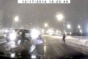 Мерседес сбил двух девочек в Череповце