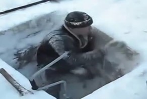 Мужики решили пробурить лунку