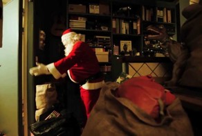 Не надо так с дедушкой... поберегите Дед Мороза до следующего года!