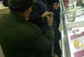 Купил дворник подарок