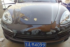 Китайский ребенок раскрасил Porsche Cayenne