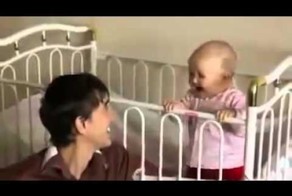 Отец поет с дочкой