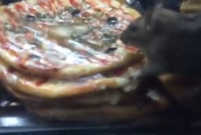 Дегустаторы выпечки в привокзальном ларьке Нижнего Новгорода