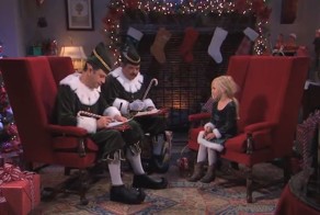 Рождественские эльфы выясняют как себя вела девочка в этом году
