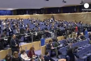 Америка наступаетна горло  Европе