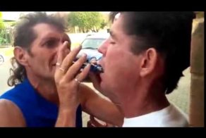  Уличный стоматолог