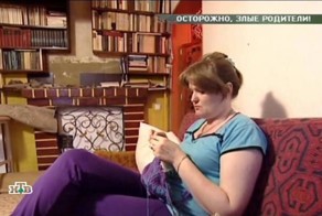 Бабушка пытала внучку кочергой