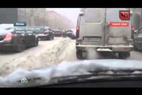 Застрявшие в снегу фуры парализуют движение на московских дорогах