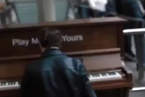 Что происходит, когда талант садится за пианино на вокзале