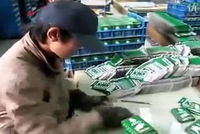 Упаковщик игральных карт на китайской фабрике