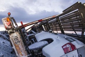 В Ленобласти автовоз опрокинул шесть новеньких Suzuki