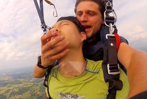 Потерял сознание во время прыжка с парашютом 