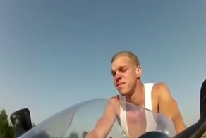 Езда на мотоцикле без шлема на скорости 250 км/ч