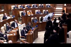 Новогодний треш в парламенте Молдовы