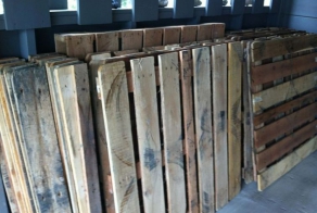 Семья превратила кучу старых поддонов в замечательный паркет