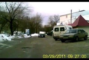 Вот такие клоуны на дороге встречаются