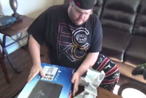 Дед, разбивший игровую приставку сына, дарит ему подарок