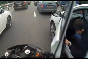 Мотоциклисты, велосипедисты сбитые дверью