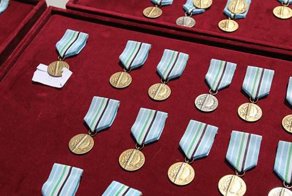 Чешский подполковник возвращает награды, полученные от  НАТО