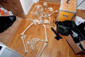 Смастерила себе любовника из костей (4 фото)