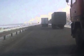 Грузовик придавил к отбойнику