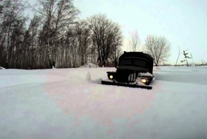 Маленький Урал 4320 пробивает колею